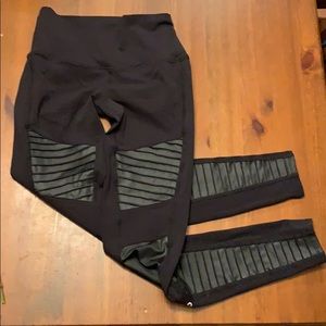 Black Alo high waist moto leggings.